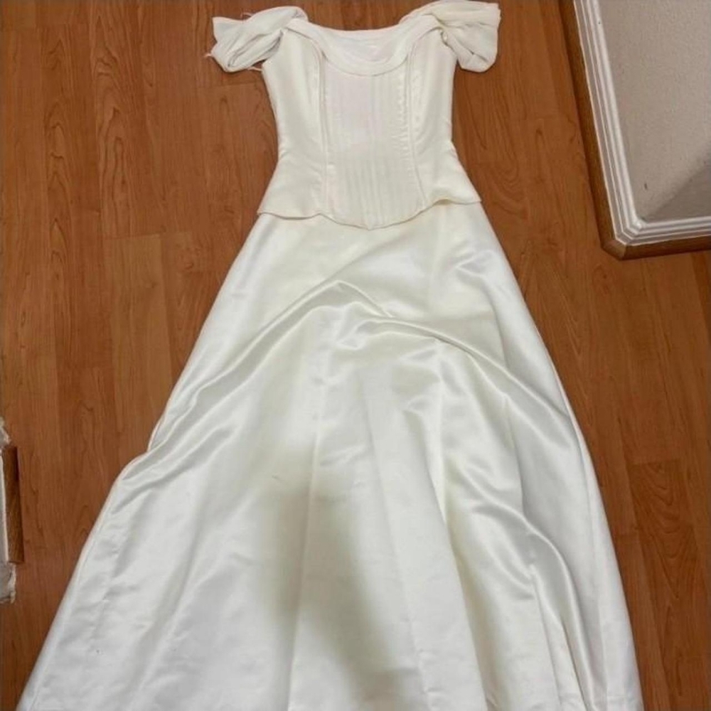 ‼️ISO‼️ Jessica McClintock Off the Shoulder Corset Wedding Dress - Picture 2 of 5